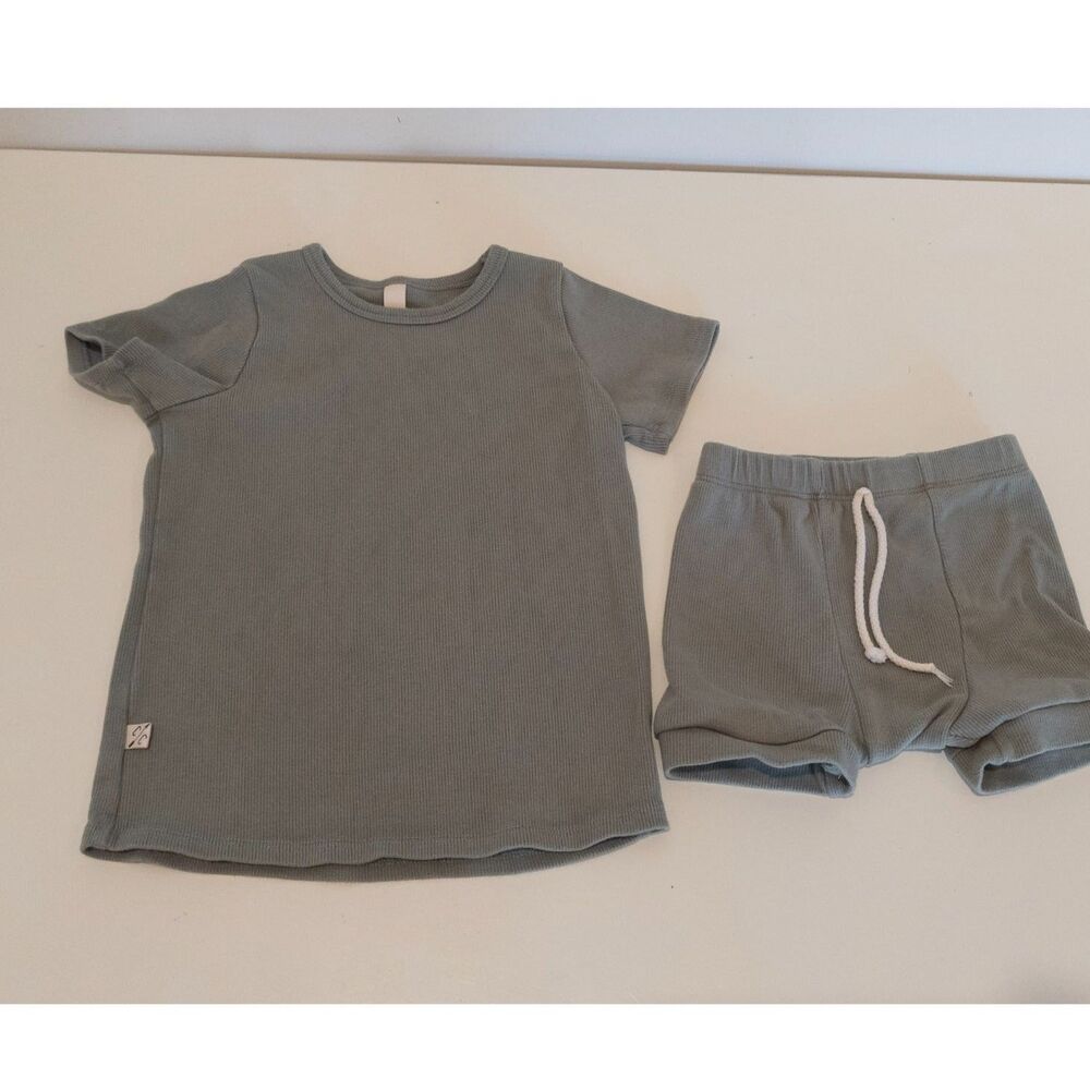 Childhoods unisex olive green‎ ribbed top and shorts size 3T